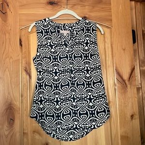 Banana republic size 2 sleeveless blouse black white